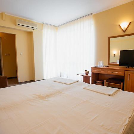 Hotel Dolphin ラヴダ エクステリア 写真