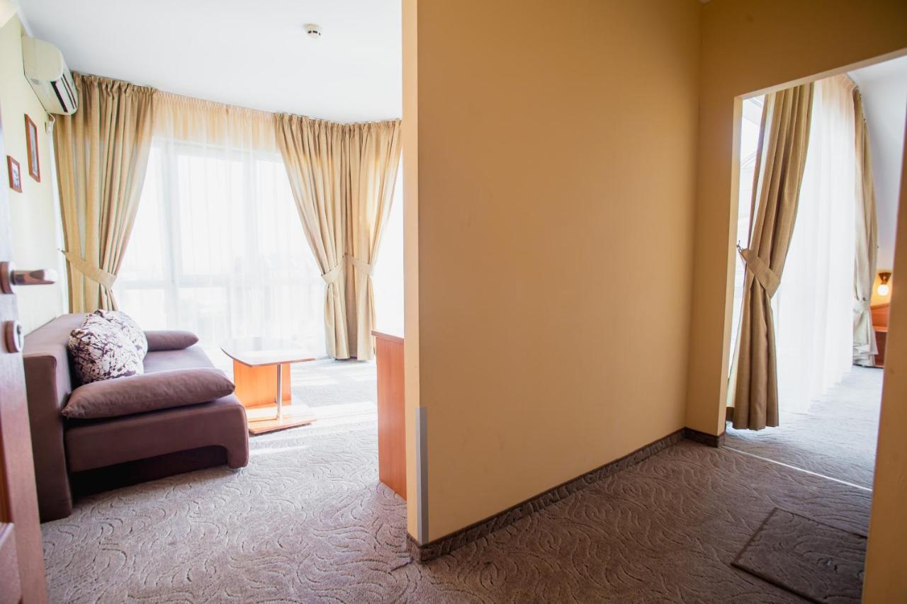 Hotel Dolphin ラヴダ エクステリア 写真